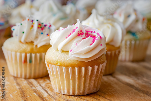 Fotografía Mini cupcakes decorated with spring and Easter candy sprinkles