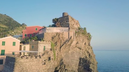 Wall Mural - Le meravigliose Cinque Terre in Liguria, con Vernazza che si affaccia nel mar Mediterraneo. Scogliera rocciosa con un piccolo borgo italiano sugli scogli.