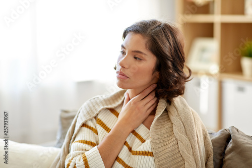 Fotografía cold and health problem concept - unhappy sick woman with sore throat at home