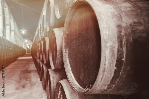 Photo Barrels for whiskey or wine stacked in the cellar