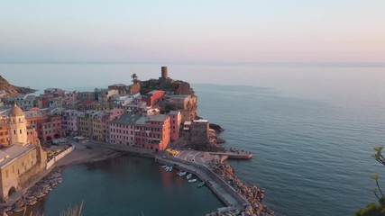 Wall Mural - Vernazza, bellissimo borgo più bello d'Italia che fa parte delle Cinque Terre, in Liguria. Vista panoramica aerea sul mare Mediterraneo e gli scogli.