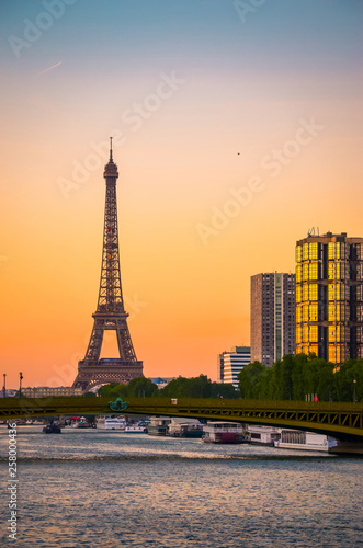 Plakat Zachód słońca widok z wieży Eiffla i Sekwany w Paryżu, Francja.