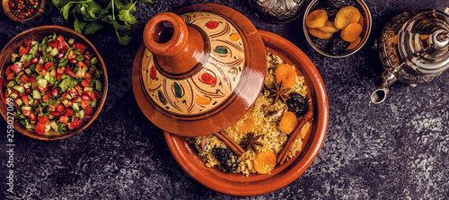 Cuadros en Lienzo Traditional moroccan tajine of chicken with dried fruits and spices