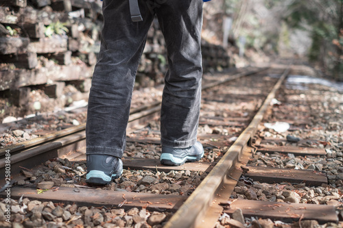 写真素材 線路を歩く男性 鉄道 廃線 休止 旅行 田舎 森林 Adobe Stock でこのストック画像を購入して 類似の画像をさらに検索 Adobe Stock 写真素材 線路を歩く男性 鉄道 廃線 休止 旅行 田舎 森林 Adobe Stock でこのストック画像を購入して 類似の画像をさらに検索 Adobe Stock