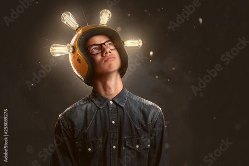 Fotografía Schlauer Teenager mit Glühbirnen-Helm