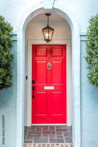 Dekoracja na wymiar  czerwone-drzwi-domu