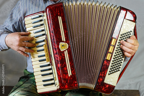Fotografía An old accordion is fun to play in the hands of an elderly musician