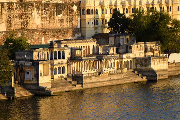 Fototapete - Udaipur cityscape, the historical lakeside architecture at lake Pichola, Rajasthan, India