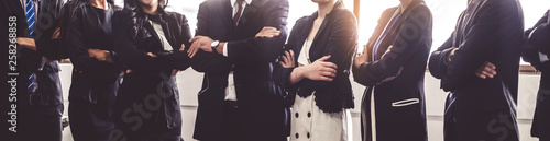 Fotografía Many business people meeting standing in row with arms crossed and confident
