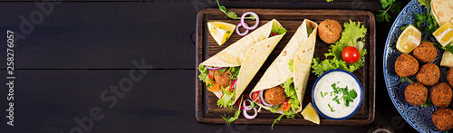 Fotomural Tortilla wrap with falafel and fresh salad