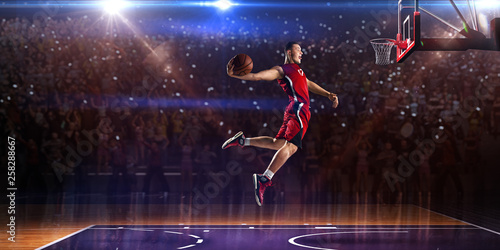 Obrazy koszykówka  koszykarz-w-skoku-wokol-areny-z-niebieskim-punktem-swietlnym