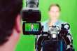 Kamera auf eine Nachrichtensprecherin oder Reporterin gerichtet bei einer Aufnahme im Studio 