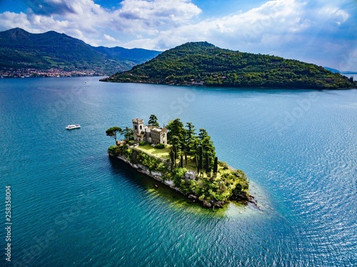 Fotomural Aerial view of Loreto island, lake of Iseo in Italy.
