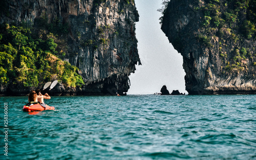 Cuadros en Lienzo Kayaking along coast near Railay Beach in Thailand