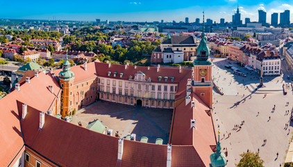 Wall Mural - Royal Castle at central square of polish capital - Warsaw. many tourists visit this town in sunny day. There are many historic, old buildings surrounding square and castle. Aerial