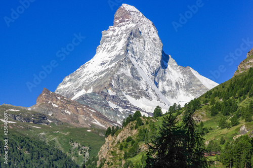 Cuadros en Lienzo Summer alpine landscape with the Matterhorn (Cervino) in the Swiss Alps, near Ze