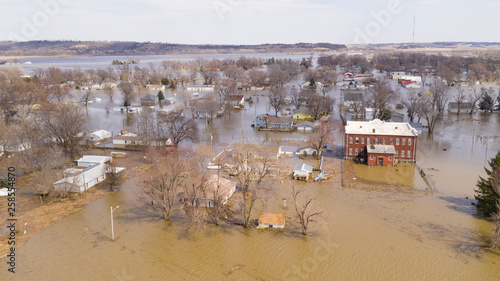 Cuadros en Lienzo The Town of Pacific Junction Iowa is completely Submerged in the Flood of March