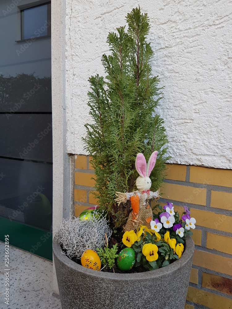 Stock-Foto „Osterdekoration in einem Blumentopf vor der Haustür“