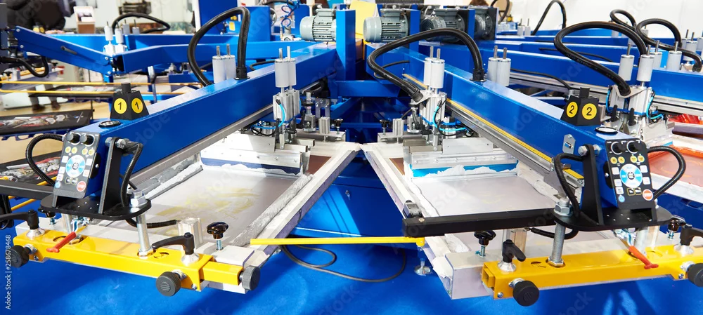 Siebdruck-Prozess mit Rakel und Drucksieb