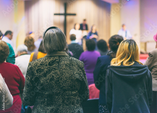 Cuadros en Lienzo Christian congregation worship God together