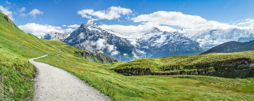 Wanderurlaub in den Schweizer Alpen bei Grindelwald - obrazy, fototapety, plakaty 