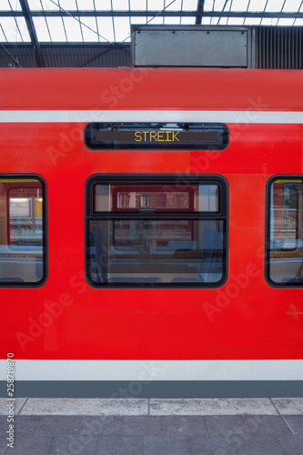 Zuge Streiken Bahn Streik Am Bahnhof Mit Infotext Am Zug Wagon