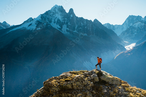 Plakaty Alpy  wedrowiec-na-szczycie-skalistego-szczytu-w-gorach-alp