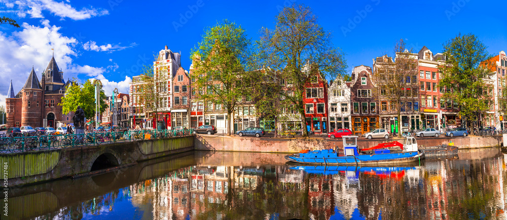 Obraz na płótnie Romantic canalas of Amsterdam. Travel in Holland w salonie