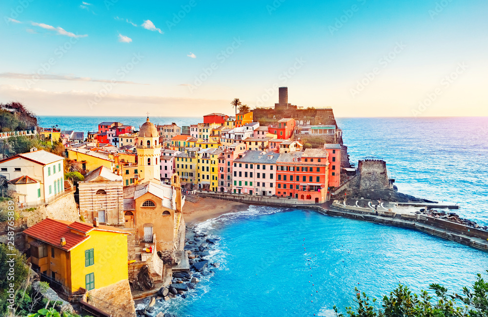 Panorama of Vernazza, national park Cinque Terre, Liguria, Italy, Europe. Colorful villages - obrazy, fototapety, plakaty 