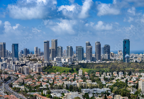 Fotografía Aerial view of Park Yarkon, privet villas and luxury residential towers in Tel Aviv, Israel