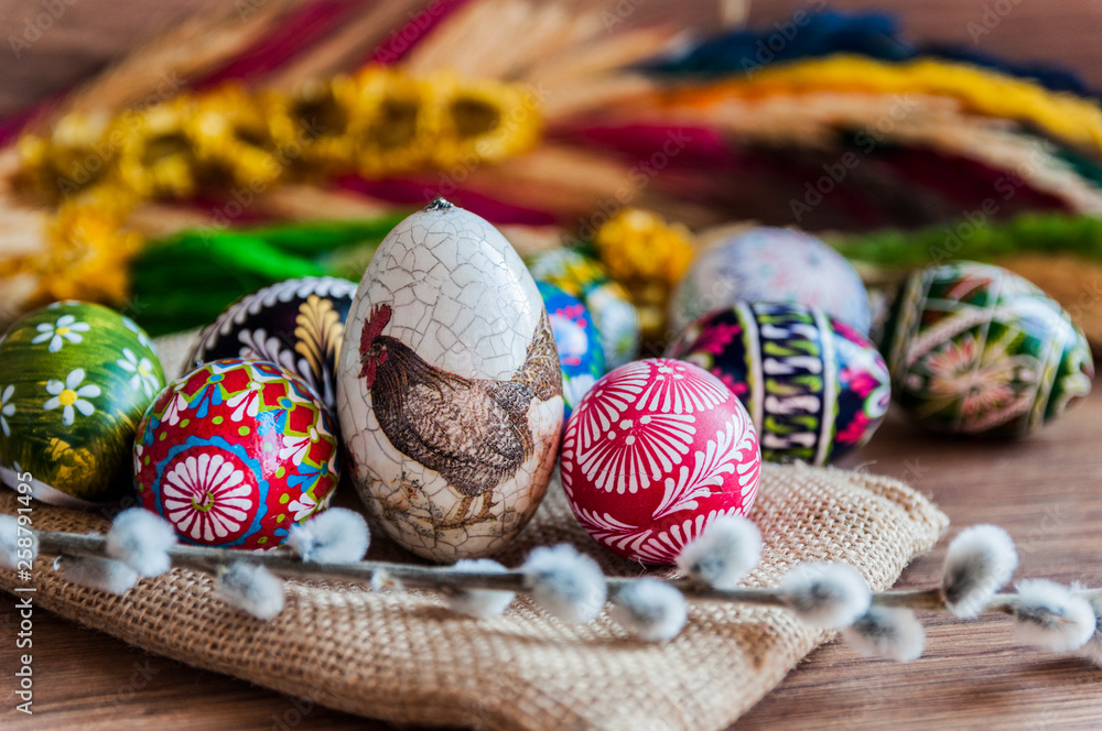 Wielkanoc. Kolorowe wielkanocne jajka i palma wielkanocna - obrazy, fototapety, plakaty 