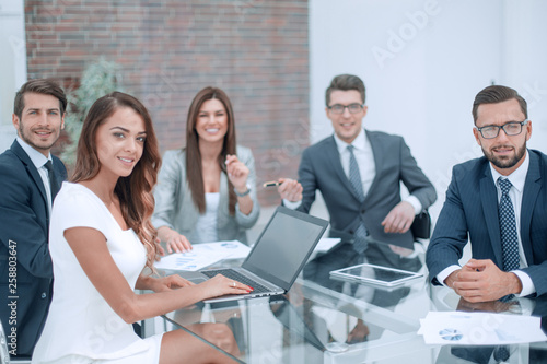 Professional Business Team Sitting At The Office Desk Kaufen Sie
