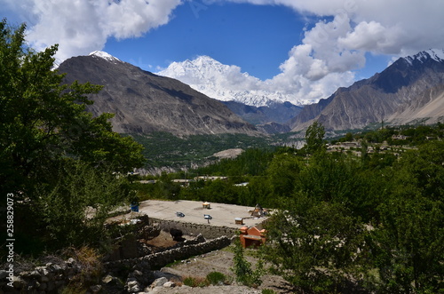 パキスタンのフンザのカリマバード 美しい山と森林と青空 石とレンガ造りの伝統的な住居 Stock 写真 Adobe Stock パキスタンのフンザのカリマバード 美しい山と森林と青空 石とレンガ造りの伝統的な住居 Stock 写真 Adobe Stock