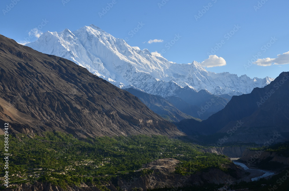 パキスタンのフンザのカリマバード 美しい山のラカポシ峰 Fototapety Gory