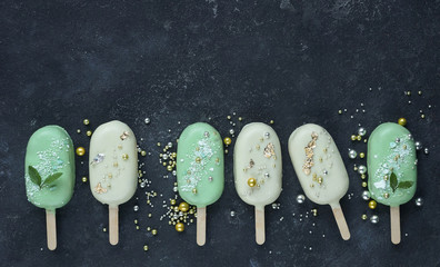 eskimo cake pops, ice cream, top view on dark back | WallsHeaven | suremen