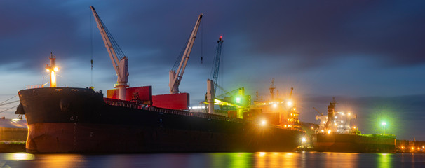 Canvas Print - bulk cargo ships in the harbor at night