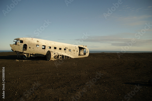 Cuadros en Lienzo Wreckage of crashed airplane in 1973 Douglas R4D Dakota DC-3 C 117 of the US Nav