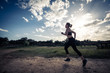 © Nanci - Mujer corriendo entre nubes