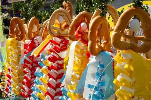 Sommertagsstecken mit bunten Schleifen, Hefebrezeln und Eier beim Sommertagszug Stock Photo | Adobe Stock