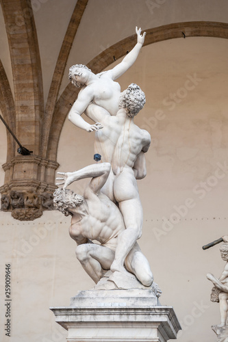 Fotografía The Kidnapping of the Sabine Women statue Florence Piazza della Signoria