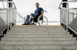 Rollstuhlfahrer Rollstuhl vor unpassierbarer Treppe