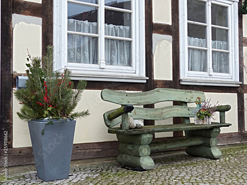 Bank Vorm Haus Kaufen Sie Dieses Foto Und Finden Sie Ahnliche