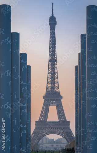 Zdjęcie XXL Paryż, Francja - 03 31 2019: 130. rocznica wieży Eiffla. Ściana pokoju