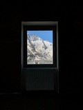 Fototapeta Na sufit - Okno otwarte na widoki gór