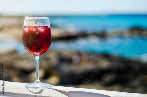 Fotografía Glass of sangria by a sea bar