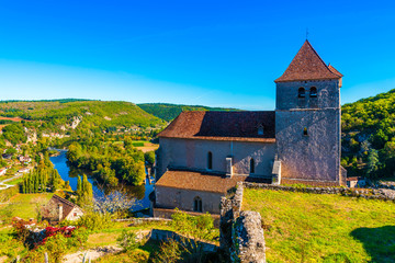 Wall Mural - Église fortifiée de Saint Cirq Lapopie dans le Lot en Occitanie en France