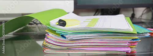 Photographie Pile de dossiers de travail sur un bureau