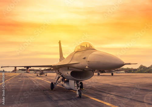 Fotografia Fighter jet military aircraft parked on runway in the base airforce standby read