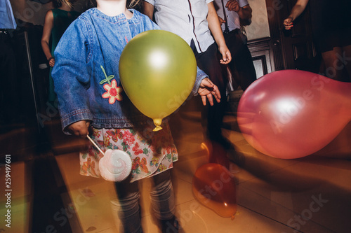 Fotografía child playing with balloons at party disco at wedding ceremony reception