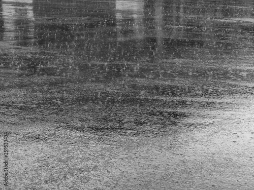 Fotografía rain drop on wet asphalt road black and white style